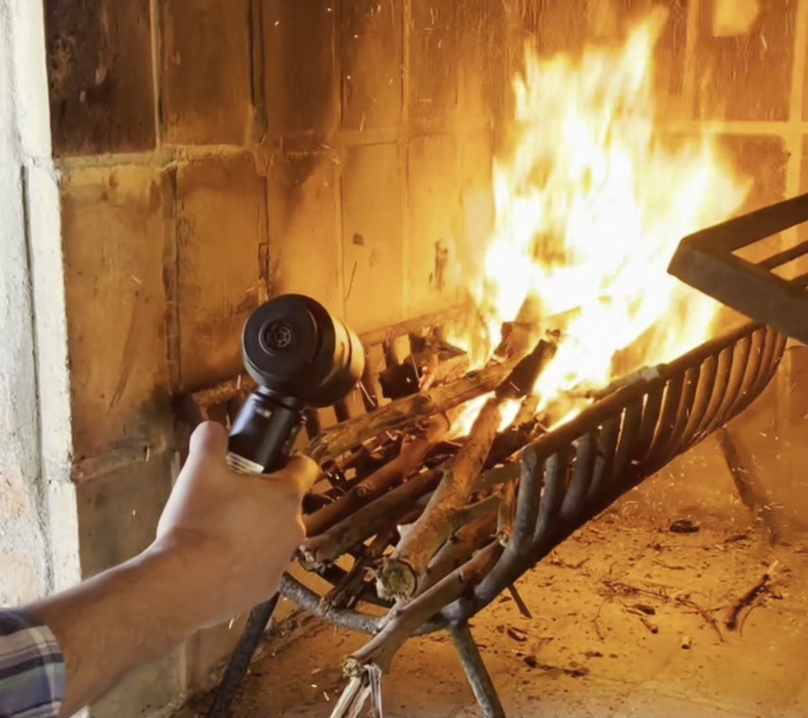Aspiradora SAVVY avivando el fuego de una parrilla
